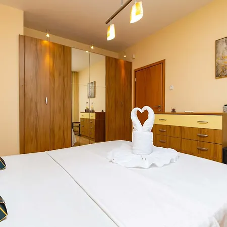 Apartamento 2br With Terrace By The Small Basilica & Old Town By Flat Manаger